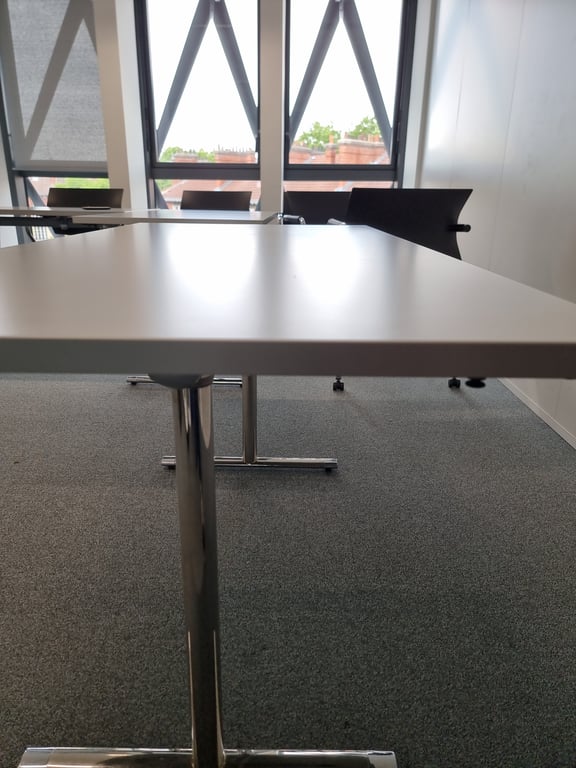 Table polyvalente rectangulaire avec roulettes