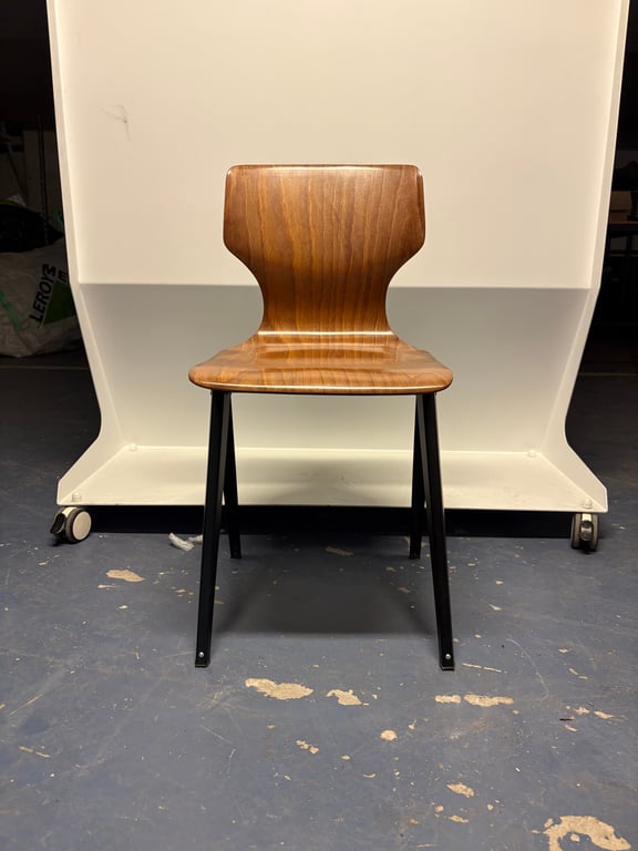 Chaise de réunion en mélaminé avec pieds en métal