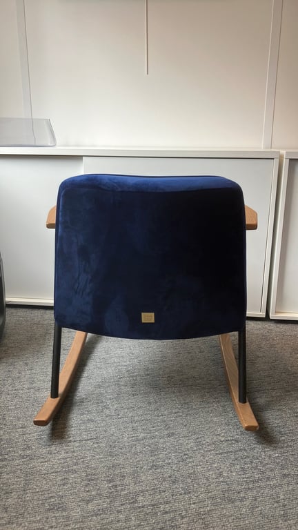 Fauteuil bleu foncé à bascule en velours avec accoudoirs