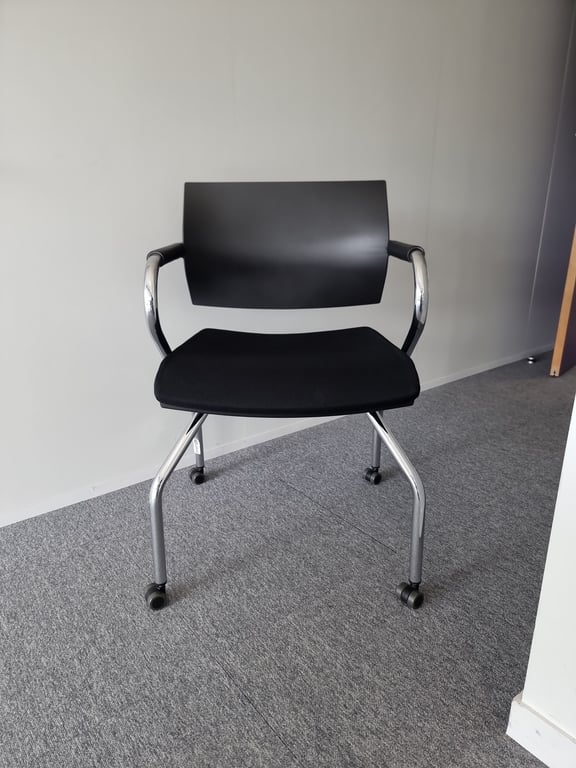 Chaise de réunion avec roulettes et accoudoirs