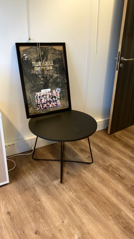 Table basse ronde en métal noire