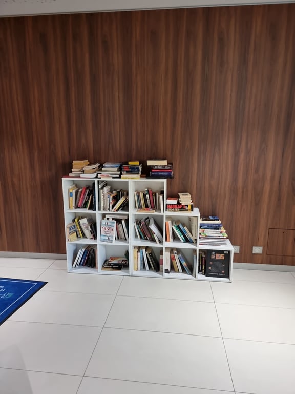 Bibliothèque en bois avec étagères