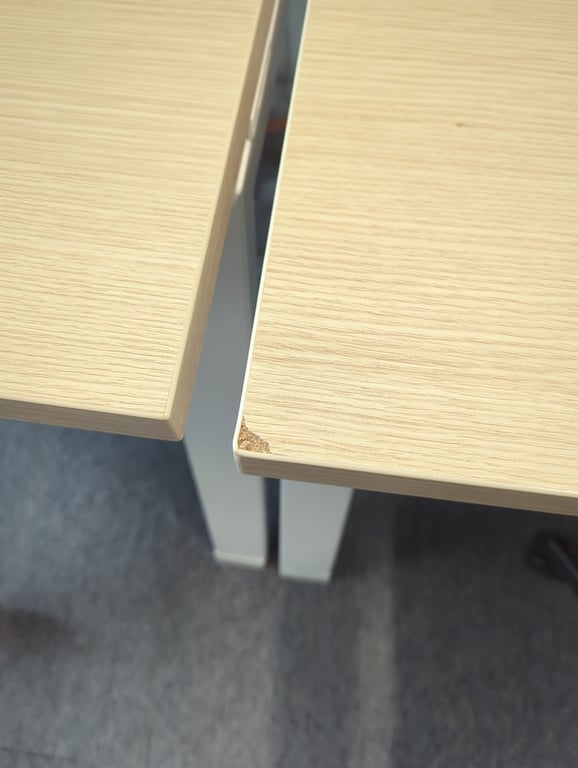 Bureau multiposte deux postes avec cloisonnette faciale