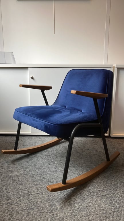 Fauteuil bleu foncé à bascule en velours avec accoudoirs