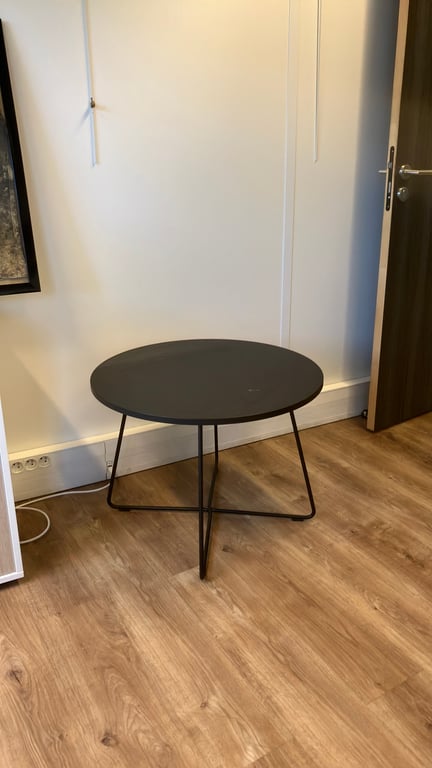 Table basse ronde en métal noire