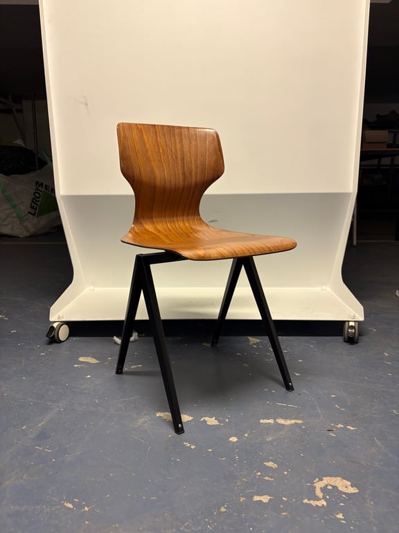 Chaise de réunion en mélaminé avec pieds en métal