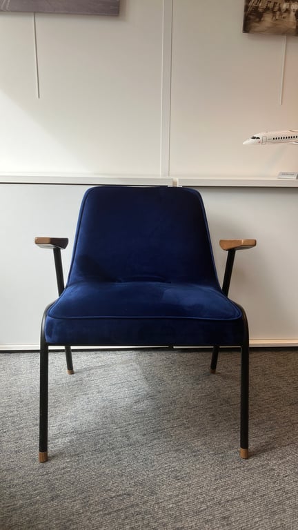 Fauteuil bleu foncé en velours avec accoudoirs