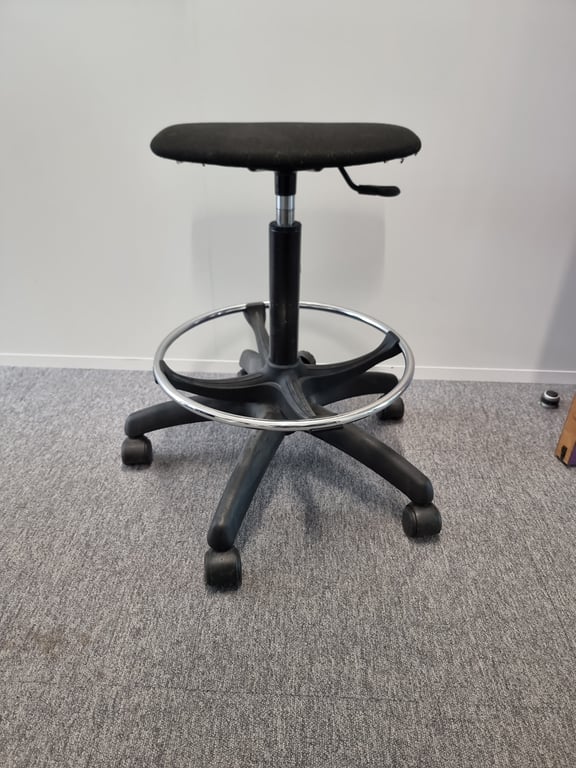 Chaise/tabouret haut avec roulettes et rotation de l'assise