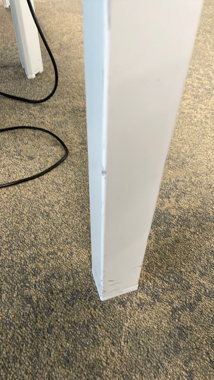 Bureau droit en mélaminé avec cloison intégrée