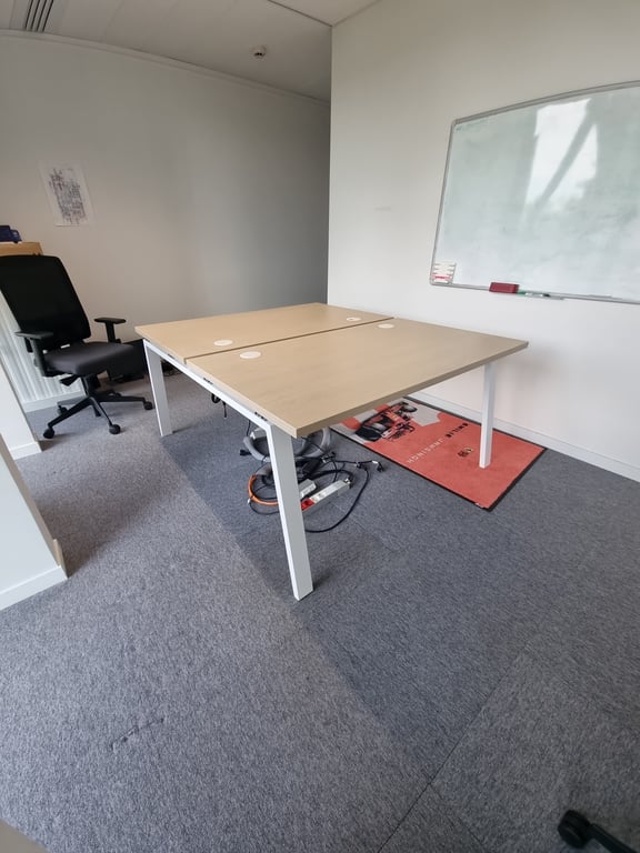 Bureau multiposte deux postes avec cloisonnette faciale