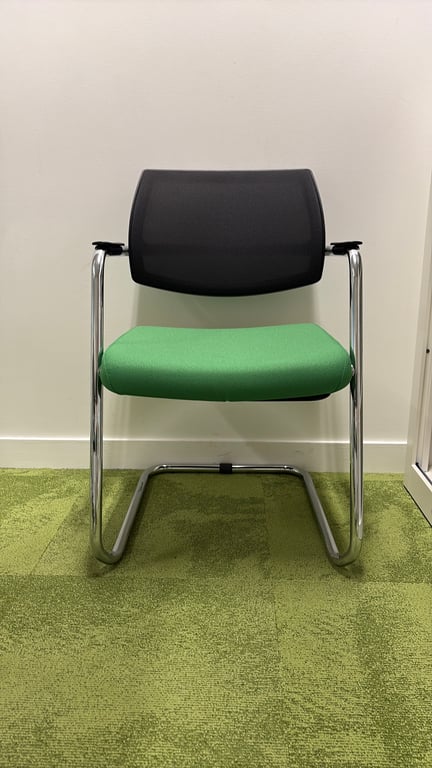 Chaise de réunion avec dossier résille et piètement luge