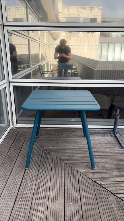 Table d'extérieur rectangulaire en métal