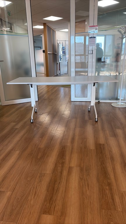 Table polyvalente rectangulaire avec roulettes