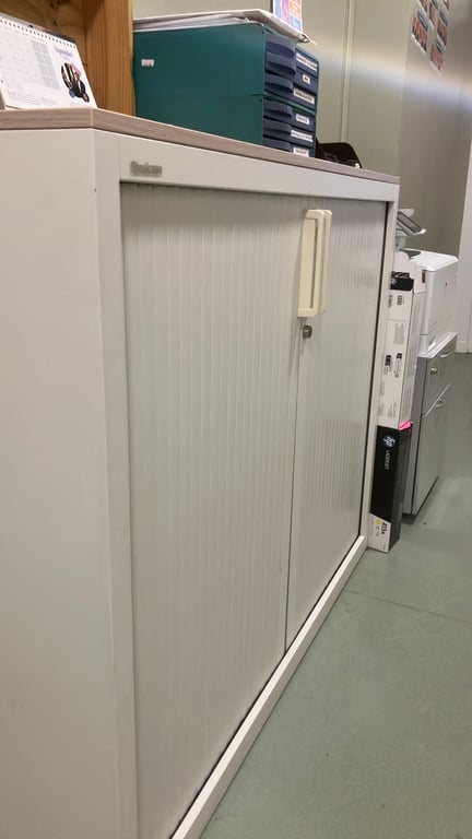 Armoire basse blanche avec portes à rideaux