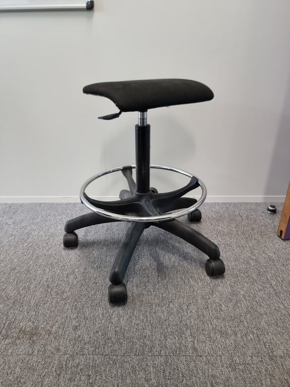 Chaise/tabouret haut avec roulettes et rotation de l'assise