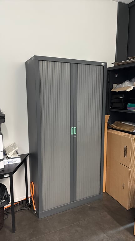 Armoire haute avec portes à rideaux et fermeture à clé