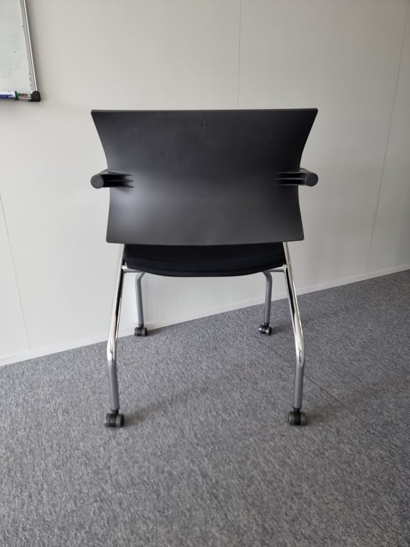 Chaise de réunion avec roulettes et accoudoirs