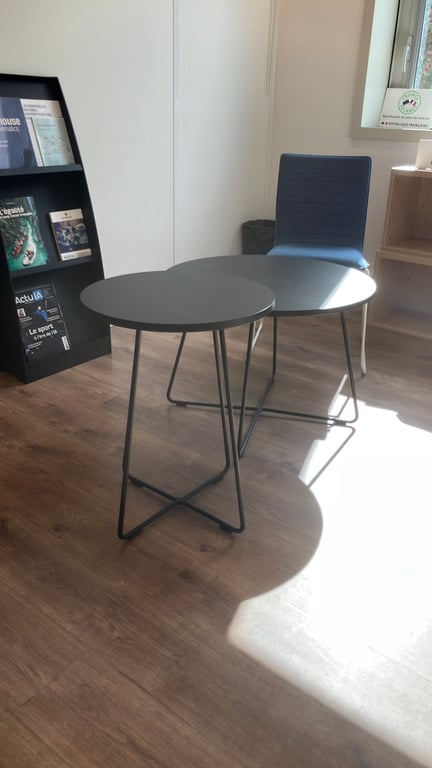 Table basse ronde en métal noir