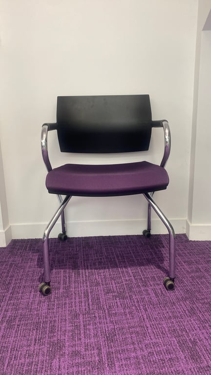 Chaise de réunion avec accoudoirs et roulettes