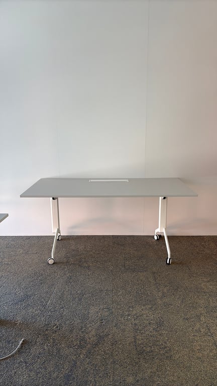 Table polyvalente rectangulaire avec accès et roulettes