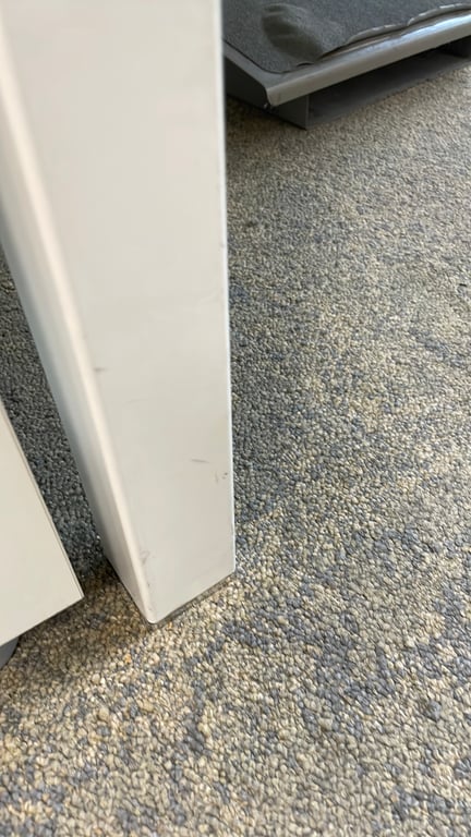 Bureau droit 160x75 avec accès