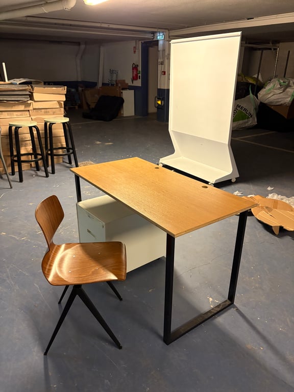 Chaise de réunion en mélaminé avec pieds en métal