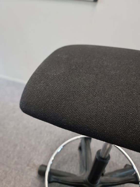Chaise/tabouret haut avec roulettes et rotation de l'assise