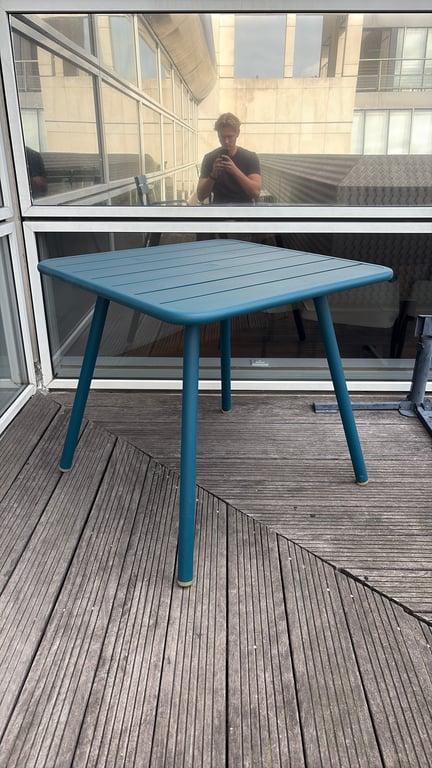 Table d'extérieur rectangulaire en métal