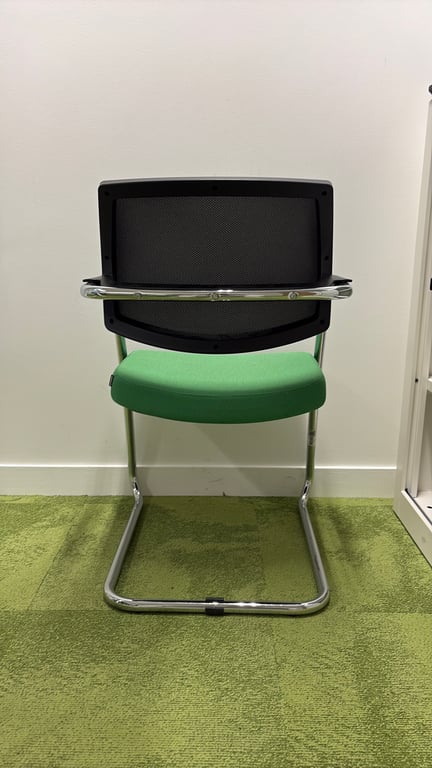 Chaise de réunion avec dossier résille et piètement luge