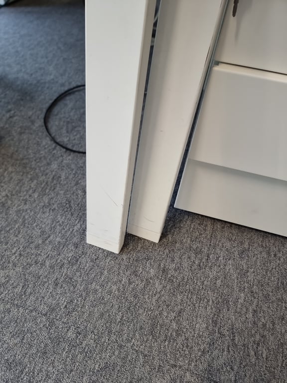 Bureau multiposte deux postes avec cloisonnette faciale