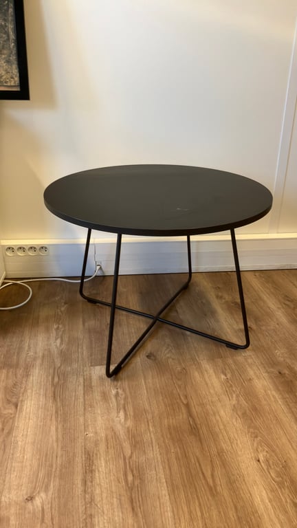 Table basse ronde en métal noire