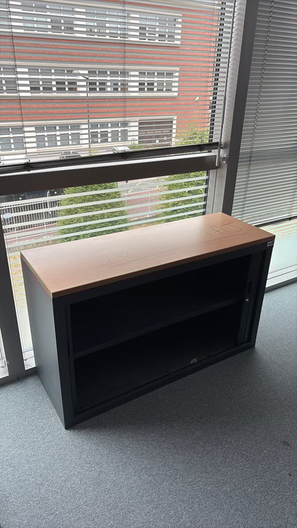 Armoire Basse en Métal et Plastique avec Portes Coulissantes et Rideaux