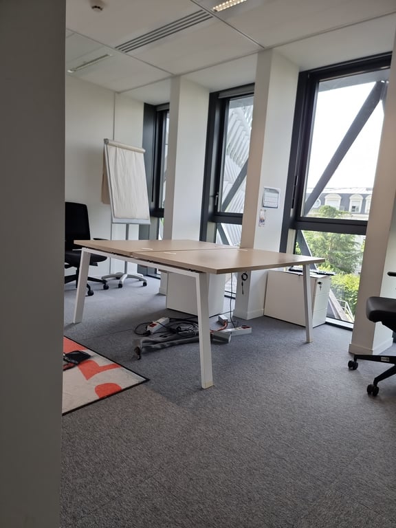 Bureau multiposte deux postes avec cloisonnette faciale
