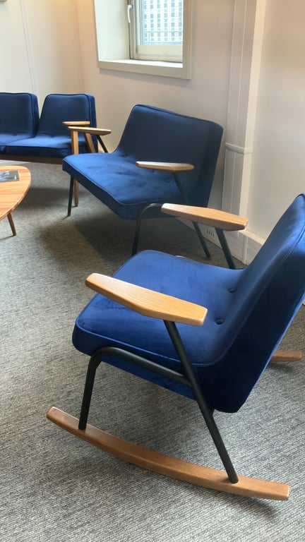 Fauteuil bleu foncé à bascule en velours avec accoudoirs