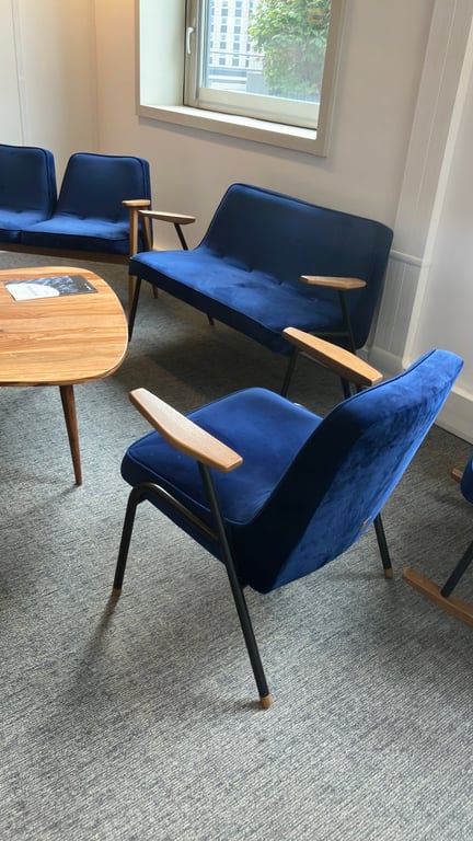 Fauteuil bleu foncé en velours avec accoudoirs