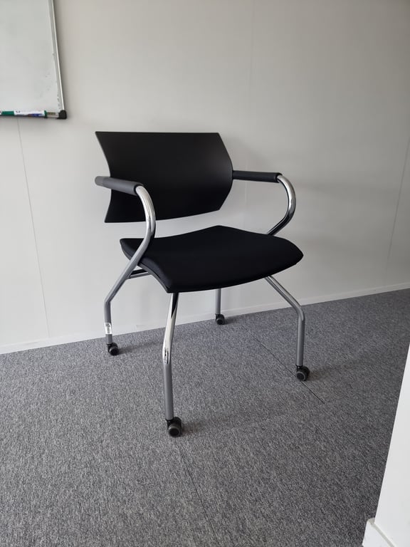 Chaise de réunion avec roulettes et accoudoirs