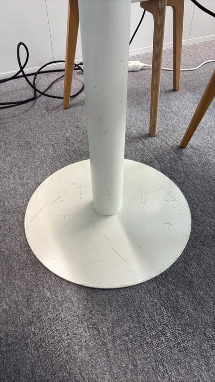 Table Polyvalente Ronde - Table blanche avec pieds en métal