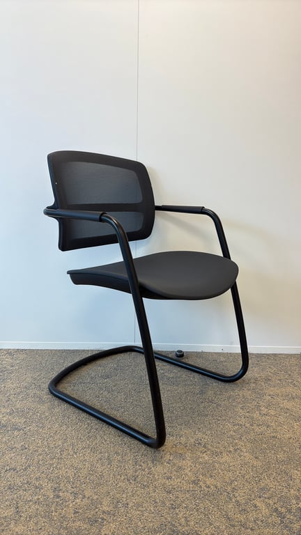 Chaise de réunion avec accoudoirs et piètement luge
