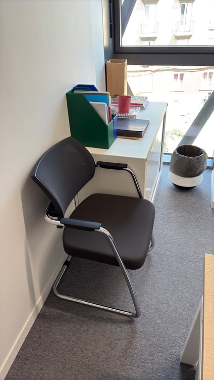 Chaise de réunion avec dossier en résille et piètement luge
