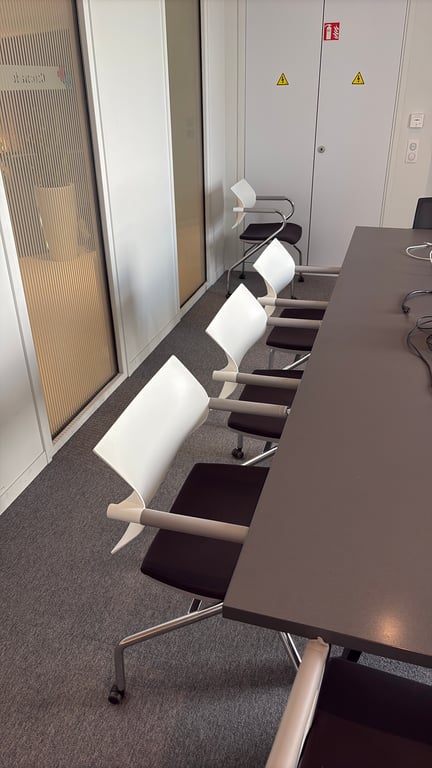 Chaise de réunion avec roulettes et accoudoirs