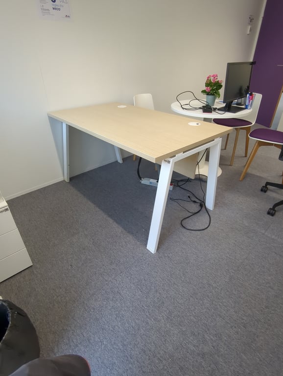 Bureau droit avec plateau en mélaminé et pieds en métal