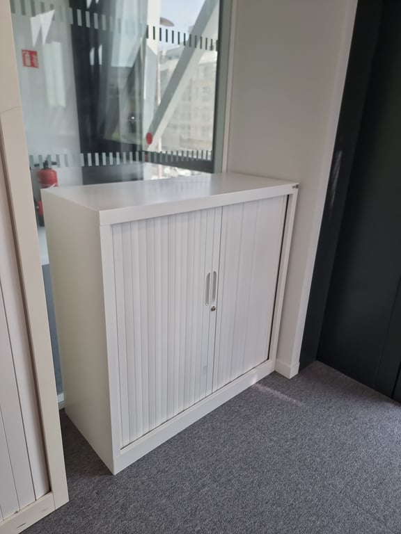 Armoire basse en métal avec portes coulissantes
