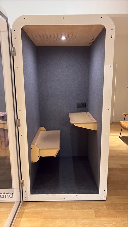 Cabine acoustique avec strapontin