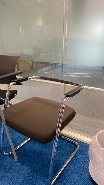 Chaise de réunion avec dossier en résille et piètement luge