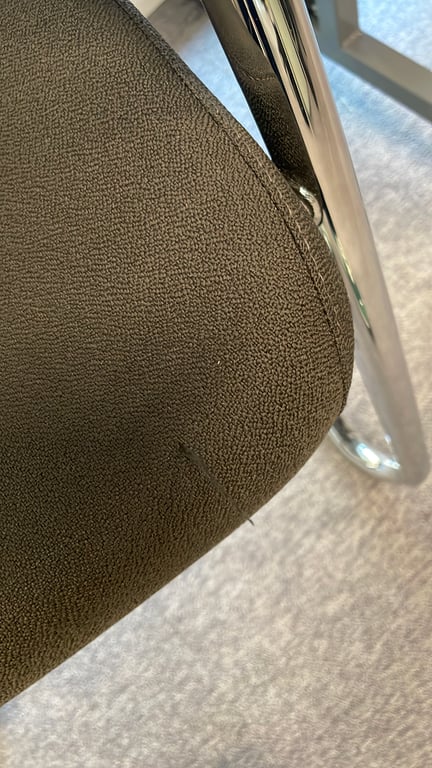 Chaise de réunion avec dossier en résille et piètement luge