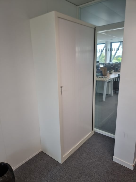 Armoire basse avec portes rideaux