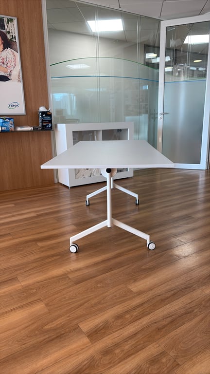 Table polyvalente rectangulaire avec roulettes