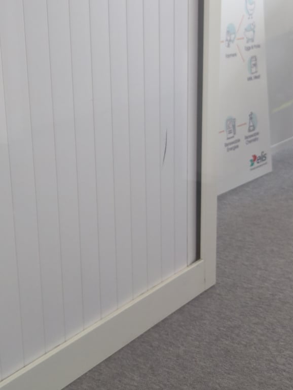 Armoire basse avec portes rideaux