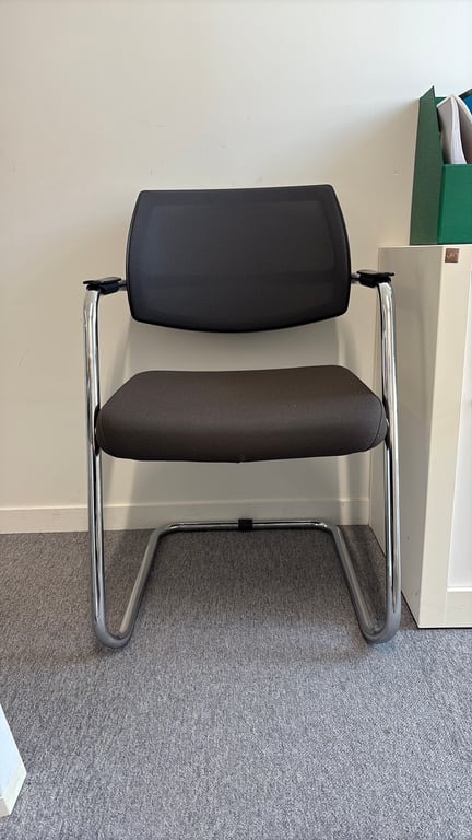 Chaise de réunion avec dossier en résille et piètement luge