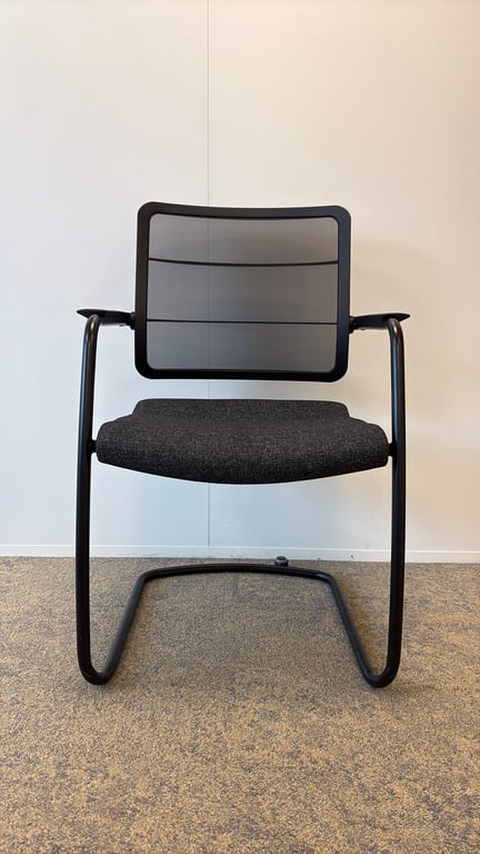 Chaise de réunion avec accoudoirs en tissu et plastique noire